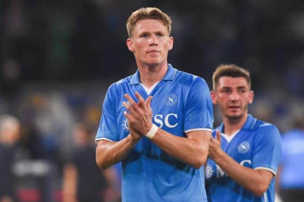 Scott McTominay of SSC Napoli applauds fans after a game